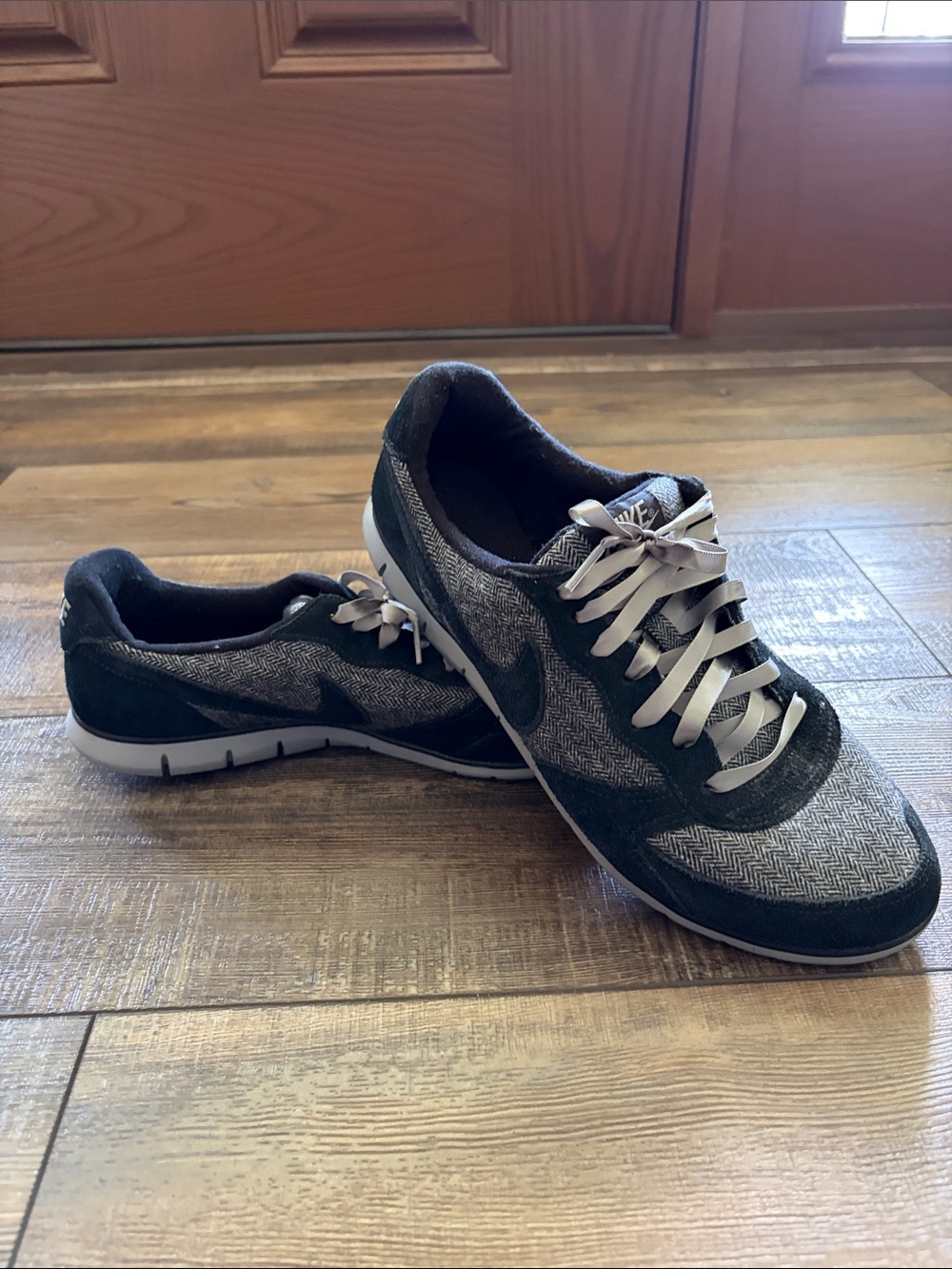 Nike Women’s Gray Herringbone Suede Accent Sneakers Size 10 - Picture 6 of 8